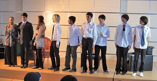 國際項目部11年級學(xué)生演出劇本《貴在真誠》獲得成功