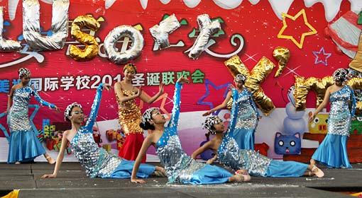  中學部隆重舉行“2011歡樂圣誕”聯歡會 