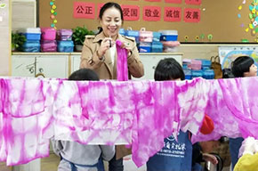  靈動扎染多彩校園 自貢扎染美視學校DIY活動歡樂舉辦 