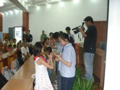 我校中學生與災區兒童舉行“愛心結對”儀式
