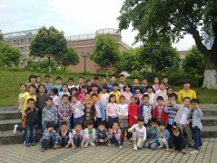 二年級三班的同學接待川音森宇幼兒園