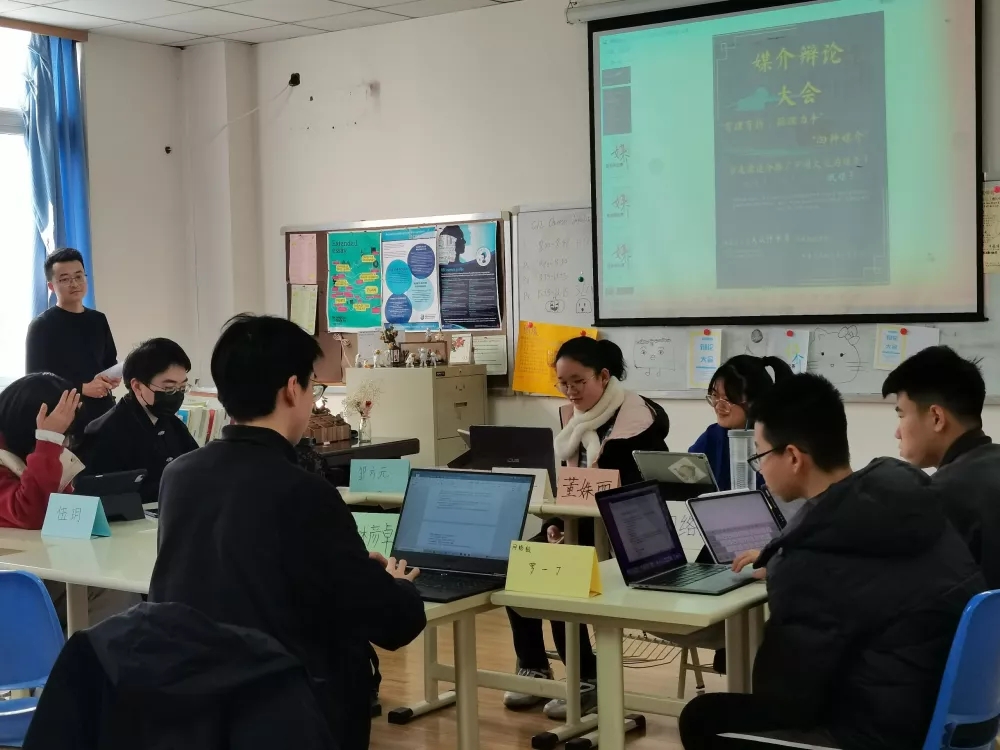 模擬媒介辯論大會丨看花季少年如何唇槍舌戰？